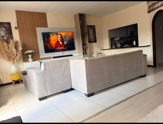 3 BEDROOM TOWNHOUSE FOR SALE IN SILVERTON